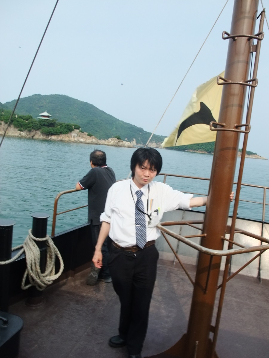 広島県 福山市 鞆の浦から福山市営フェリー「平成いろは丸」に乗船して仙酔島へ向かう 増田真知宇(ますだまちう)先生 広島県 福山市 鞆の浦から福山市営フェリー「平成いろは丸」に乗船して仙酔島へ向かう 増田真知宇(ますだまちう)先生