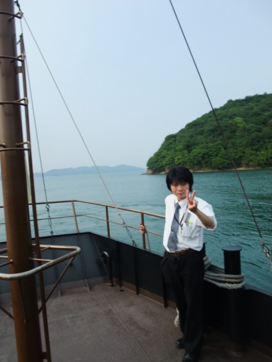 鞆ノ浦港(鞆港)から仙酔島へ渡し船乗船する増田真知宇(ますだまちう)先生 鞆ノ浦港(鞆港)から仙酔島へ渡し船乗船する増田真知宇(ますだまちう)先生