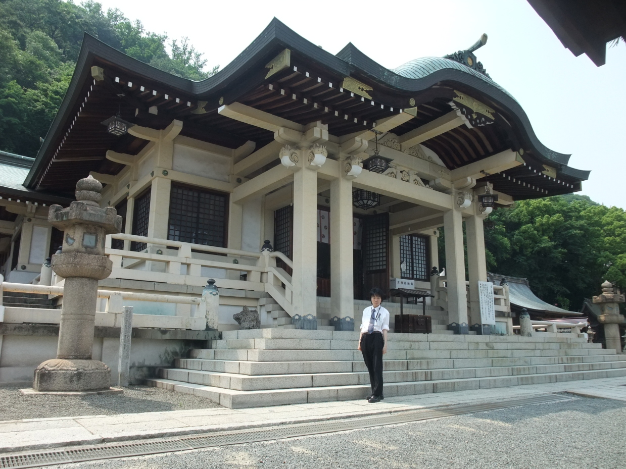 沼名前神社(ぬなくま じんじゃ)前の増田真知宇(ますだまちう)先生。 神功皇后が創建、大綿津見命(おおわたつみのみこと)と須佐之男命(すさのおのみこと)をお祭りしています 沼名前神社(ぬなくま じんじゃ)前の増田真知宇(ますだまちう)先生。 神功皇后が創建、大綿津見命(おおわたつみのみこと)と須佐之男命(すさのおのみこと)をお祭りしています