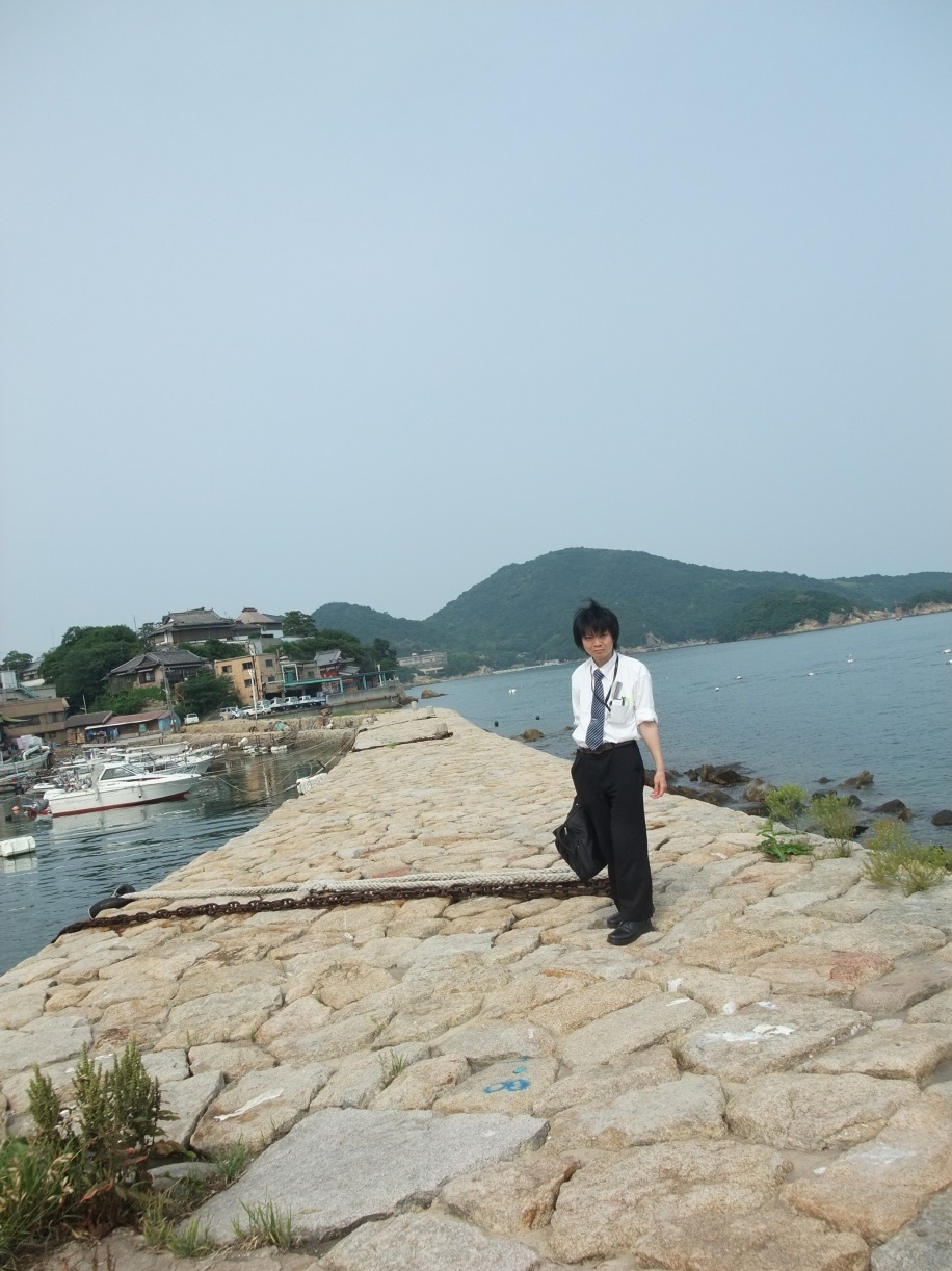 鞆ノ浦の港(鞆港)防波堤上の増田真知宇(ますだまちう)先生 鞆ノ浦の港(鞆港)防波堤上の増田真知宇(ますだまちう)先生