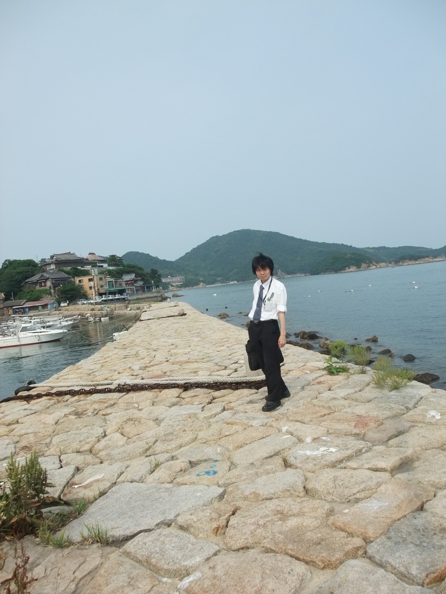 鞆浦港(鞆港)防波堤上の増田真知宇(ますだまちう)先生 鞆浦港(鞆港)防波堤上の増田真知宇(ますだまちう)先生